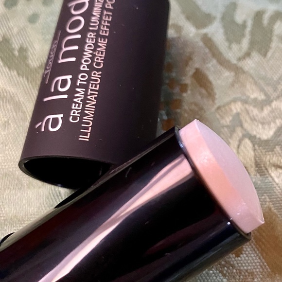 Younique Touch a la mode Luminizer - Picture 2 of 5